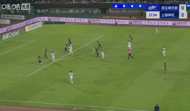 这球差点！路易斯禁区内倒钩打门，皮球打在横梁上弹出