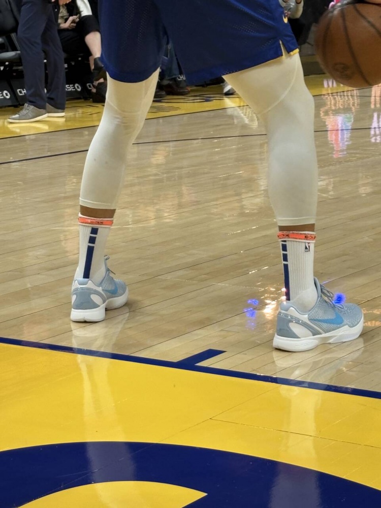梦幻联动~库里今天上脚科比6战靴 配色为凯特琳·克拉克专属
